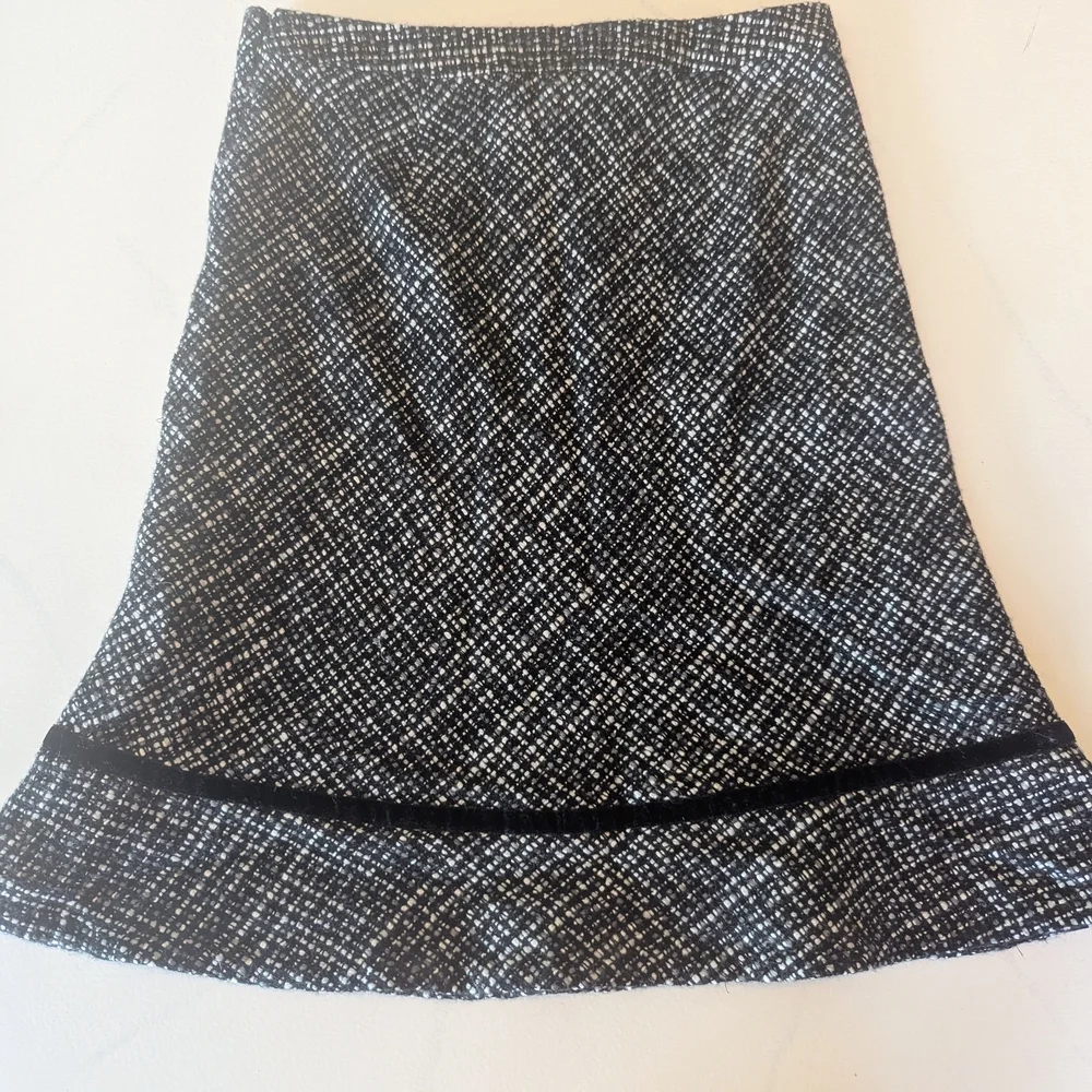 GAP Boucle Black and White Flounce Hem Size 4 Midi Skirt